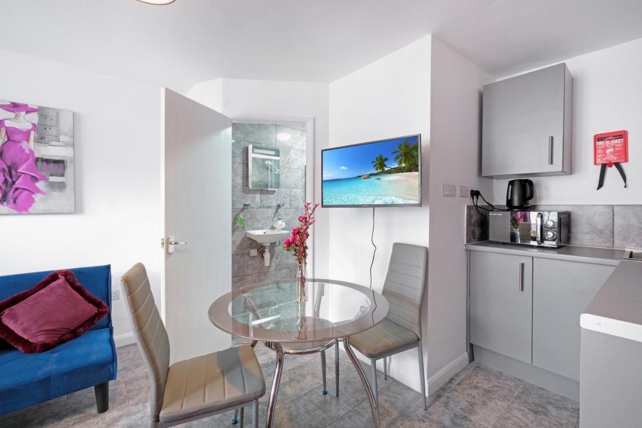 Fernbank Studios Sudbury Hill Harrow Self-Contained Studios With En-Suite เวมบลีย์ ภายนอก รูปภาพ