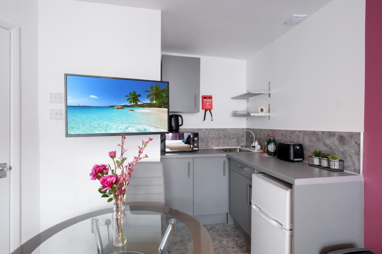 Fernbank Studios Sudbury Hill Harrow Self-Contained Studios With En-Suite เวมบลีย์ ภายนอก รูปภาพ