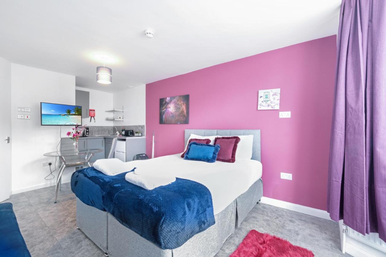 Fernbank Studios Sudbury Hill Harrow Self-Contained Studios With En-Suite เวมบลีย์ ภายนอก รูปภาพ