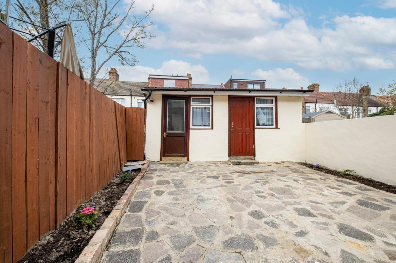Fernbank Studios Sudbury Hill Harrow Self-Contained Studios With En-Suite เวมบลีย์ ภายนอก รูปภาพ