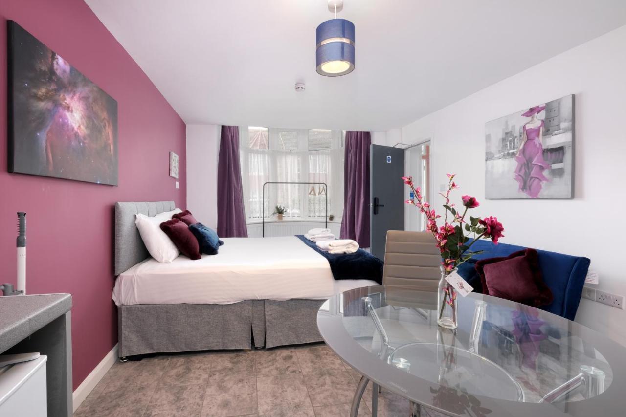 Fernbank Studios Sudbury Hill Harrow Self-Contained Studios With En-Suite เวมบลีย์ ภายนอก รูปภาพ