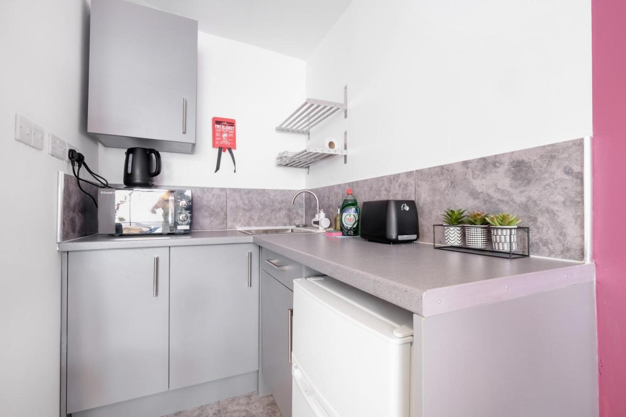 Fernbank Studios Sudbury Hill Harrow Self-Contained Studios With En-Suite เวมบลีย์ ภายนอก รูปภาพ