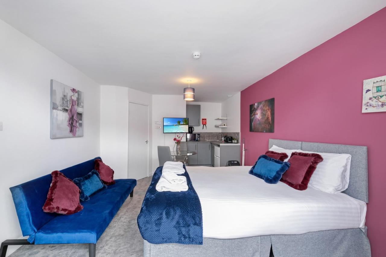 Fernbank Studios Sudbury Hill Harrow Self-Contained Studios With En-Suite เวมบลีย์ ภายนอก รูปภาพ