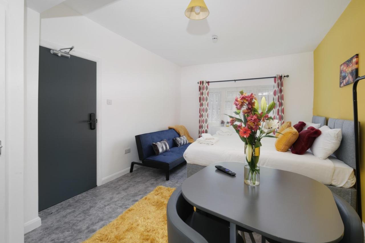 Fernbank Studios Sudbury Hill Harrow Self-Contained Studios With En-Suite เวมบลีย์ ภายนอก รูปภาพ