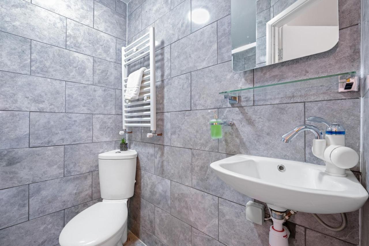 Fernbank Studios Sudbury Hill Harrow Self-Contained Studios With En-Suite เวมบลีย์ ภายนอก รูปภาพ