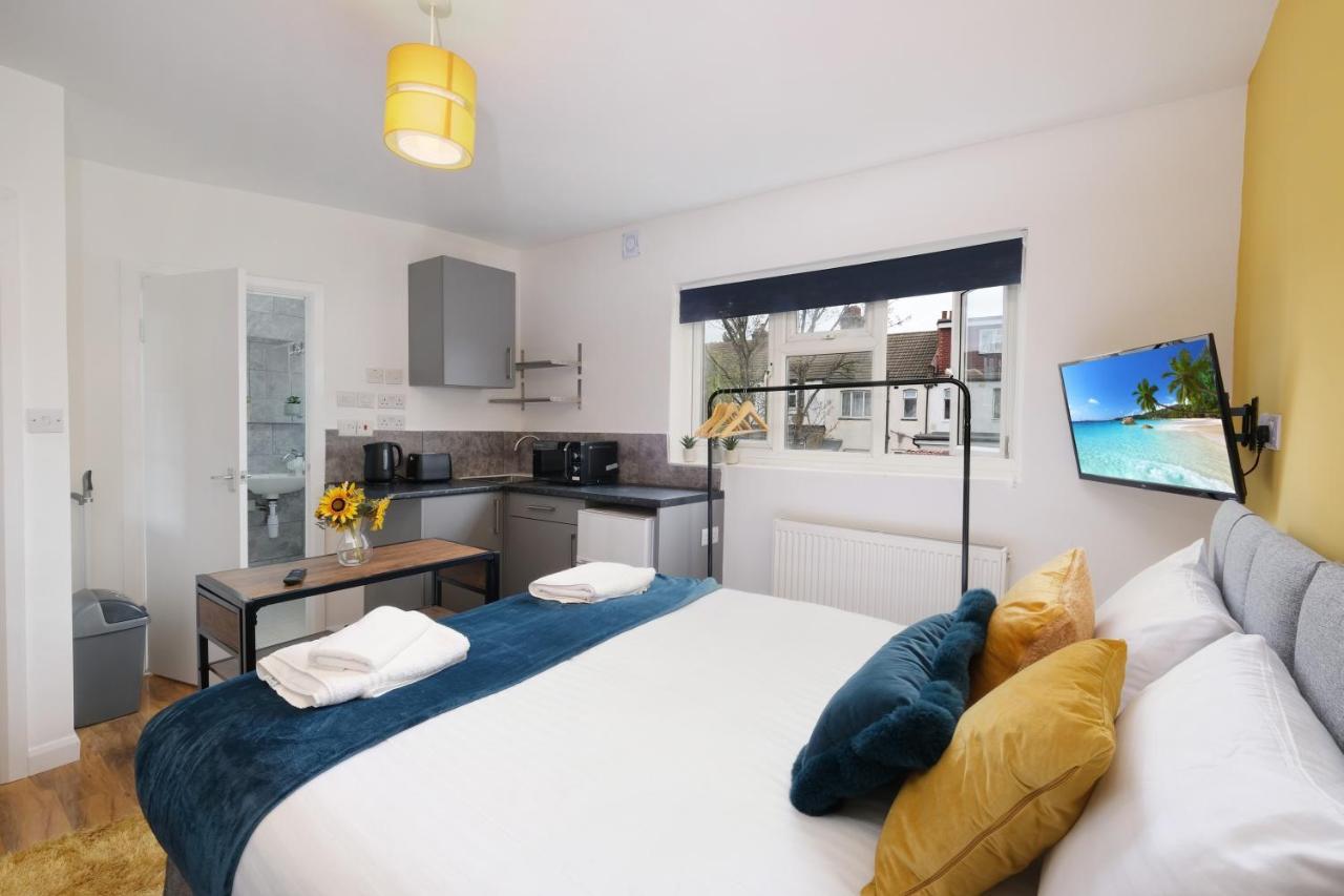 Fernbank Studios Sudbury Hill Harrow Self-Contained Studios With En-Suite เวมบลีย์ ภายนอก รูปภาพ