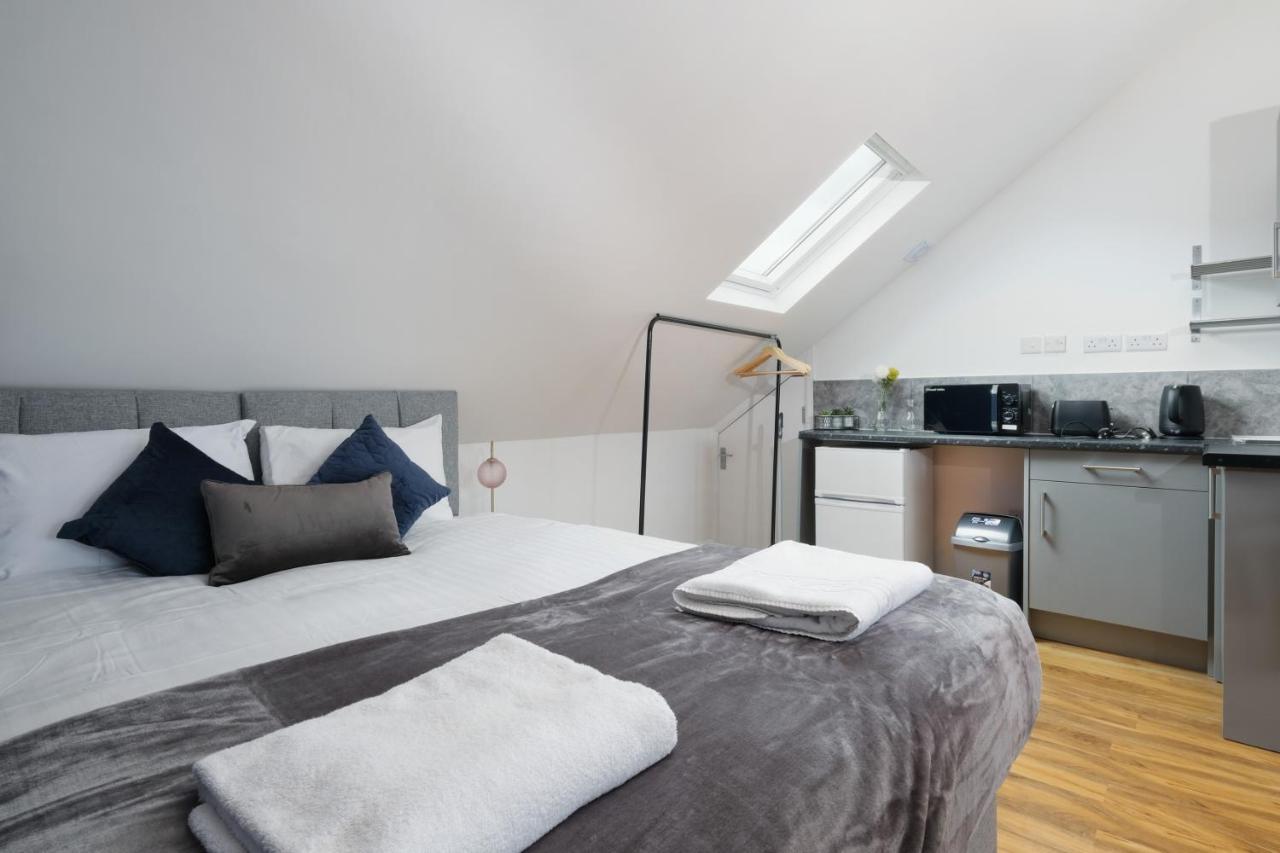 Fernbank Studios Sudbury Hill Harrow Self-Contained Studios With En-Suite เวมบลีย์ ภายนอก รูปภาพ