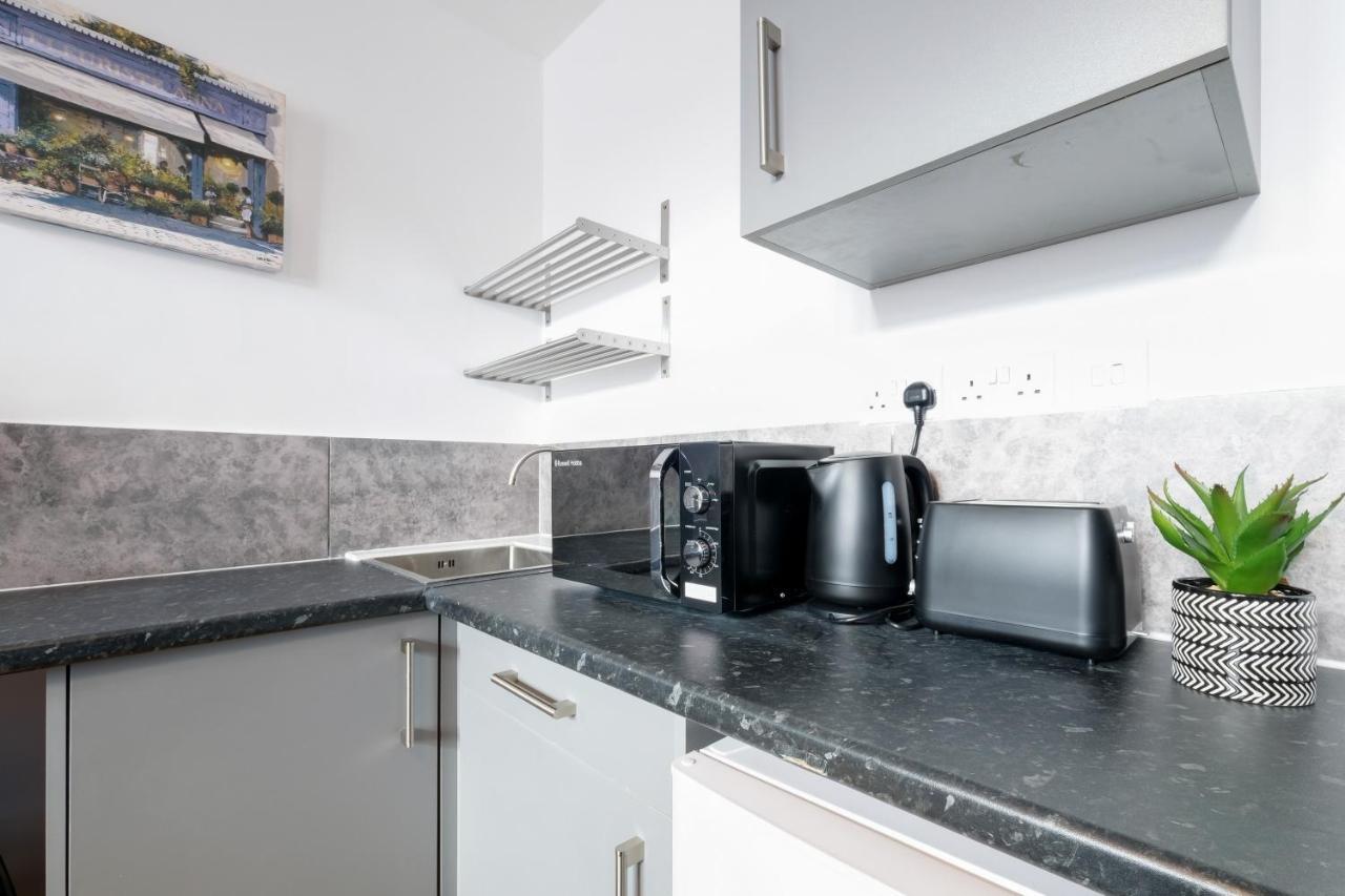 Fernbank Studios Sudbury Hill Harrow Self-Contained Studios With En-Suite เวมบลีย์ ภายนอก รูปภาพ