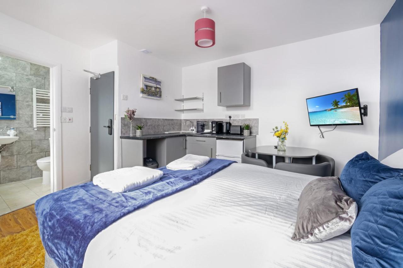 Fernbank Studios Sudbury Hill Harrow Self-Contained Studios With En-Suite เวมบลีย์ ภายนอก รูปภาพ
