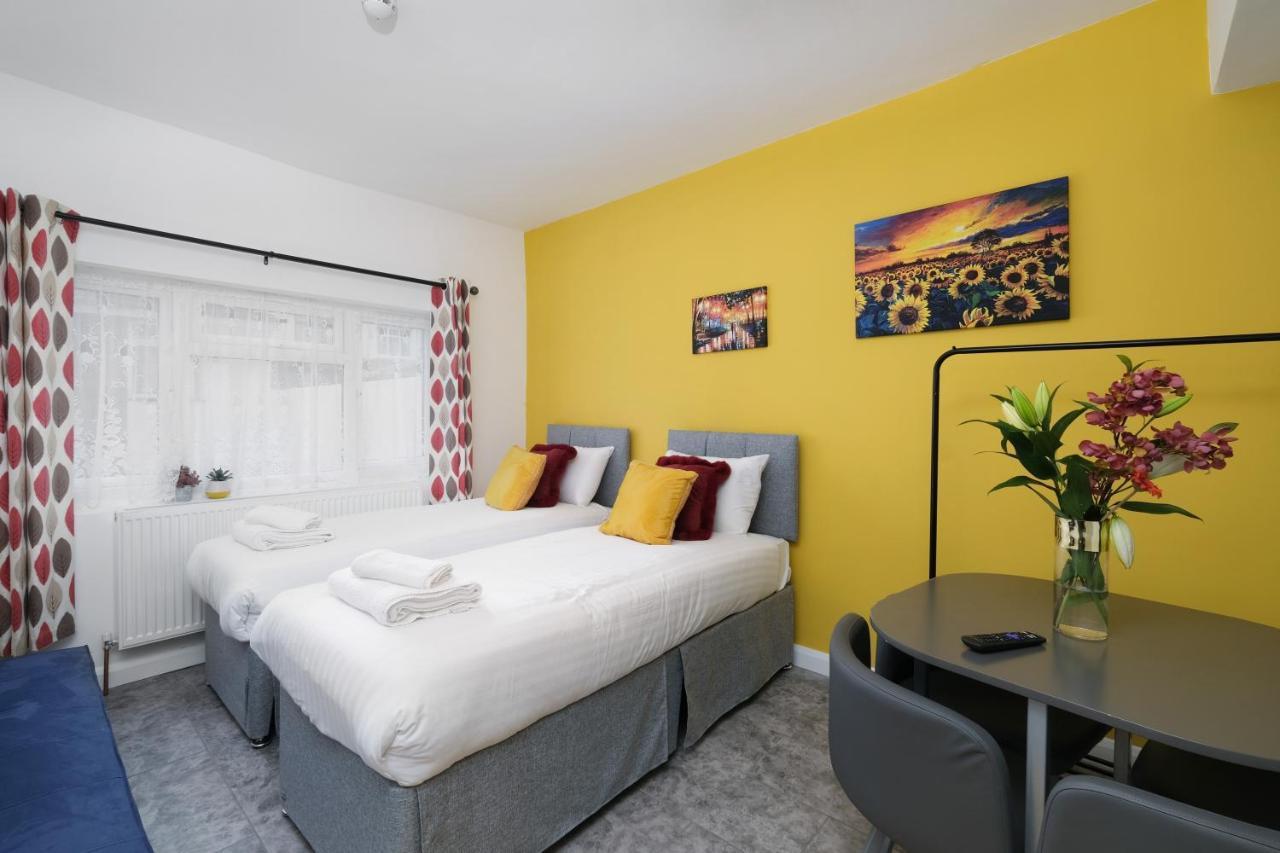 Fernbank Studios Sudbury Hill Harrow Self-Contained Studios With En-Suite เวมบลีย์ ภายนอก รูปภาพ