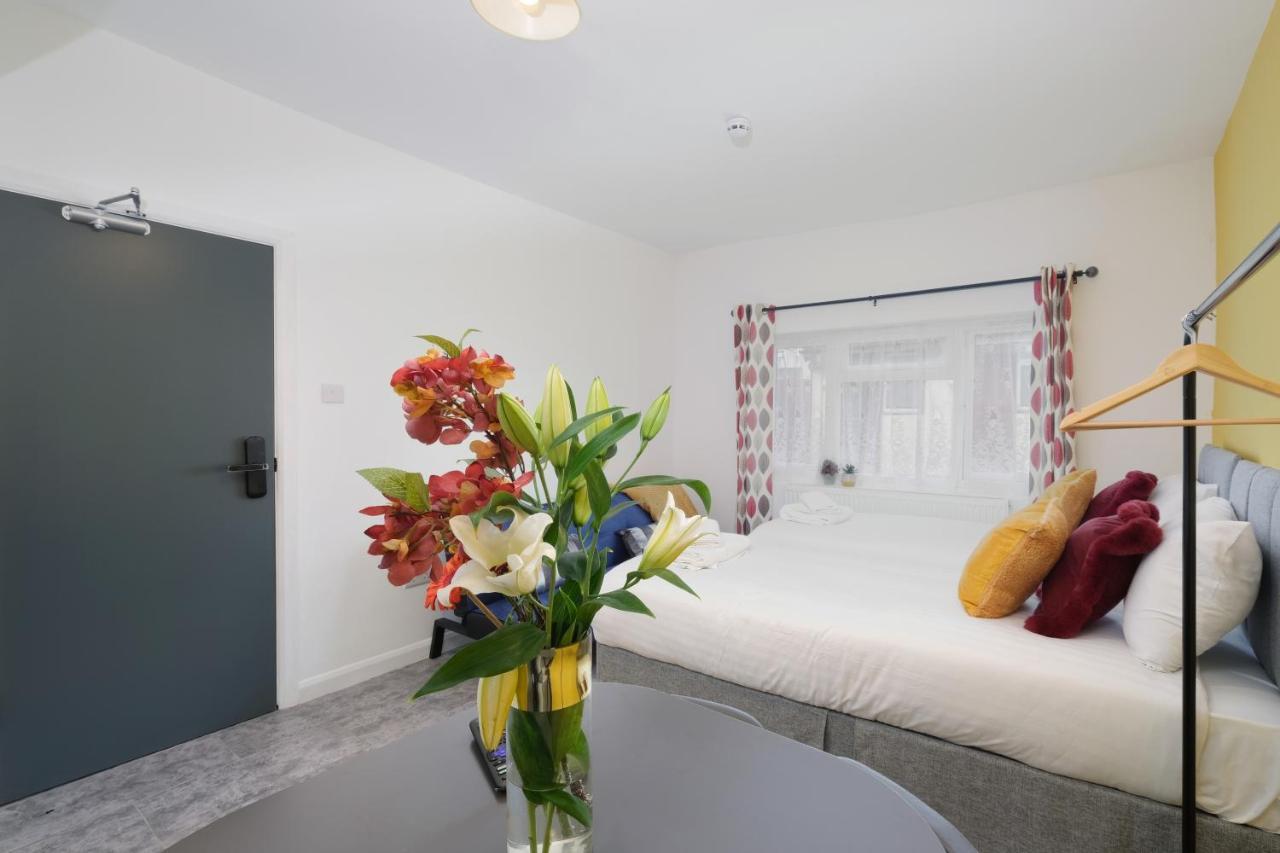 Fernbank Studios Sudbury Hill Harrow Self-Contained Studios With En-Suite เวมบลีย์ ภายนอก รูปภาพ