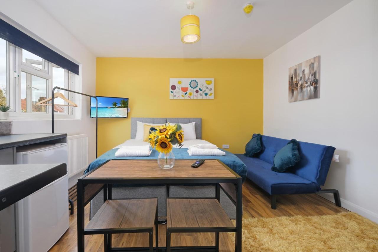 Fernbank Studios Sudbury Hill Harrow Self-Contained Studios With En-Suite เวมบลีย์ ภายนอก รูปภาพ