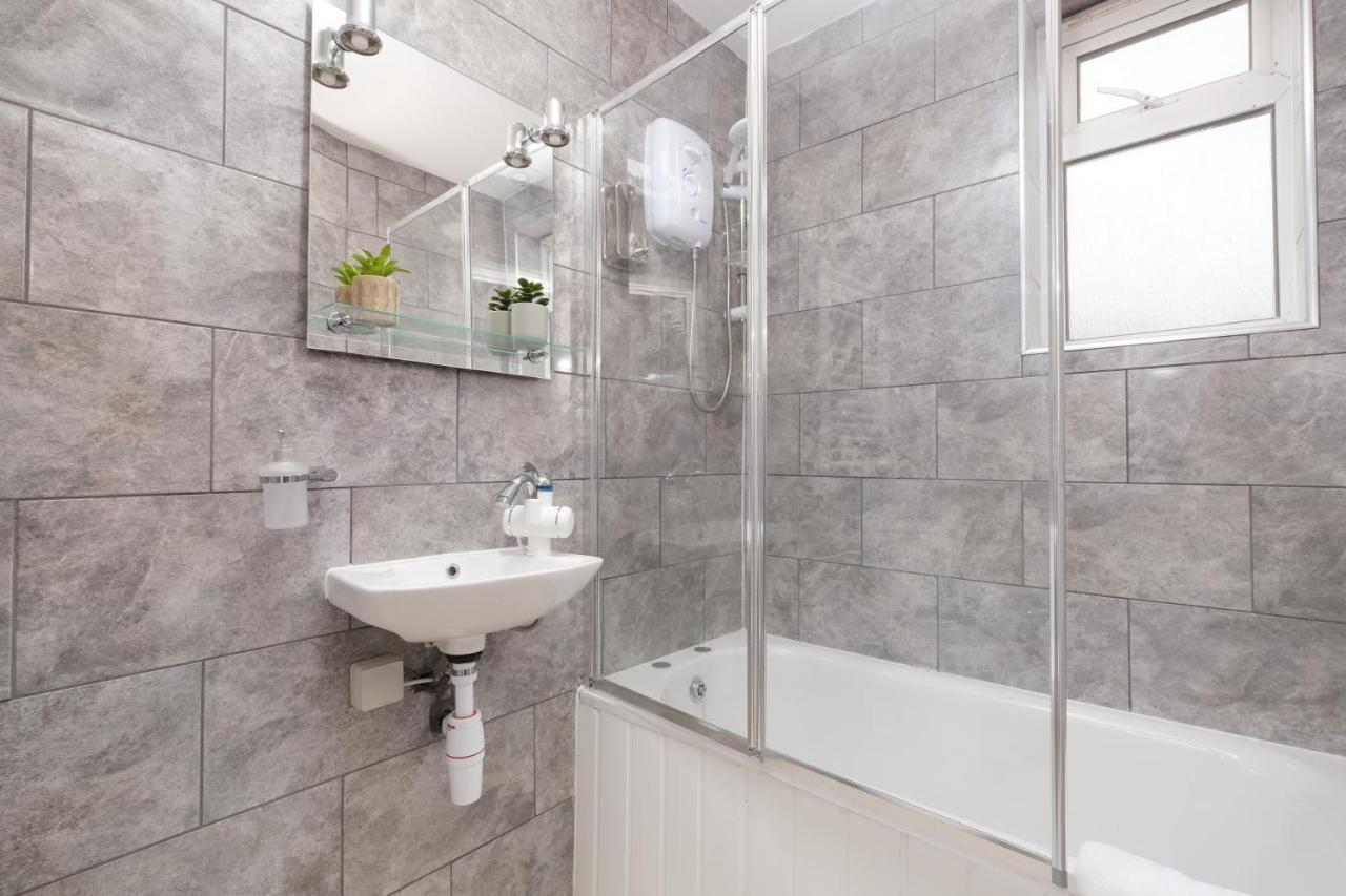 Fernbank Studios Sudbury Hill Harrow Self-Contained Studios With En-Suite เวมบลีย์ ภายนอก รูปภาพ