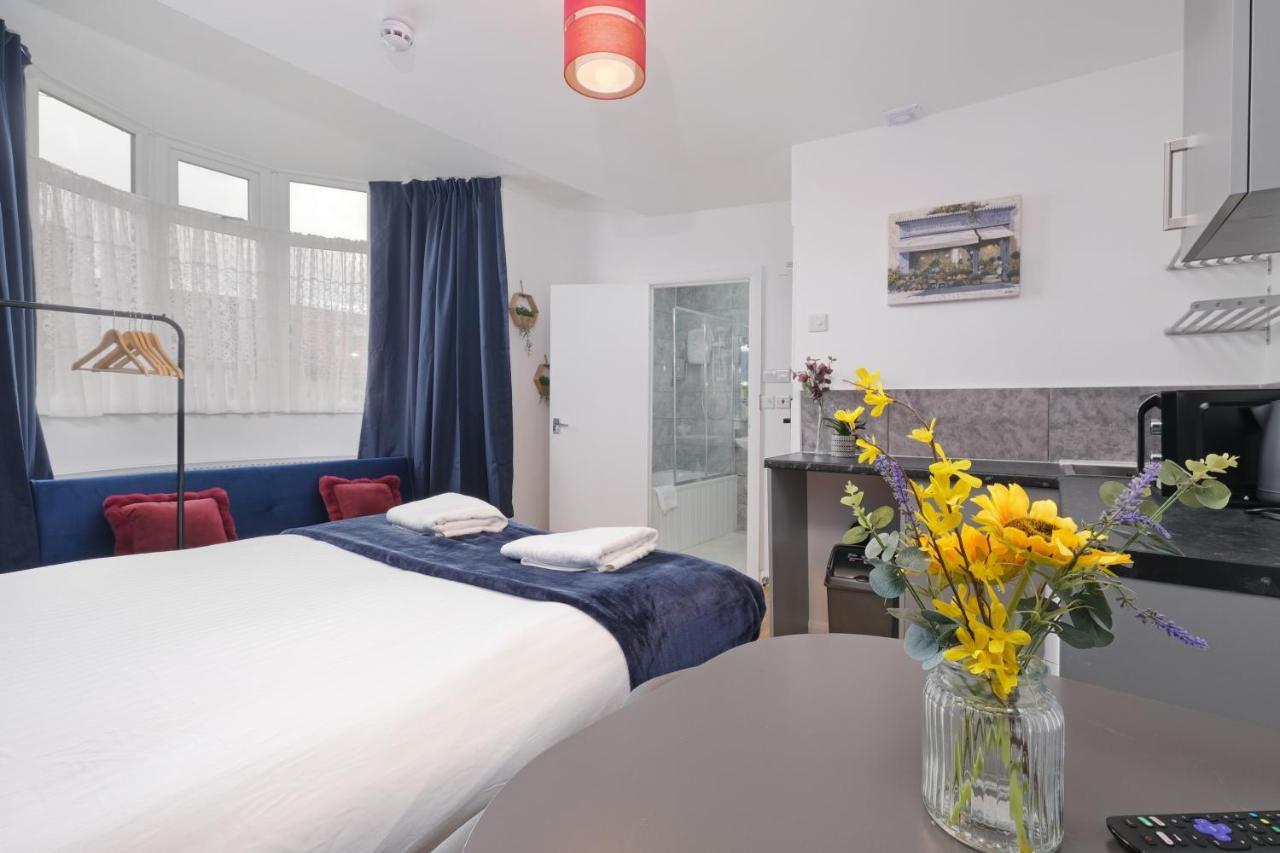 Fernbank Studios Sudbury Hill Harrow Self-Contained Studios With En-Suite เวมบลีย์ ภายนอก รูปภาพ