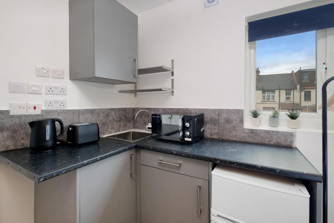 Fernbank Studios Sudbury Hill Harrow Self-Contained Studios With En-Suite เวมบลีย์ ภายนอก รูปภาพ