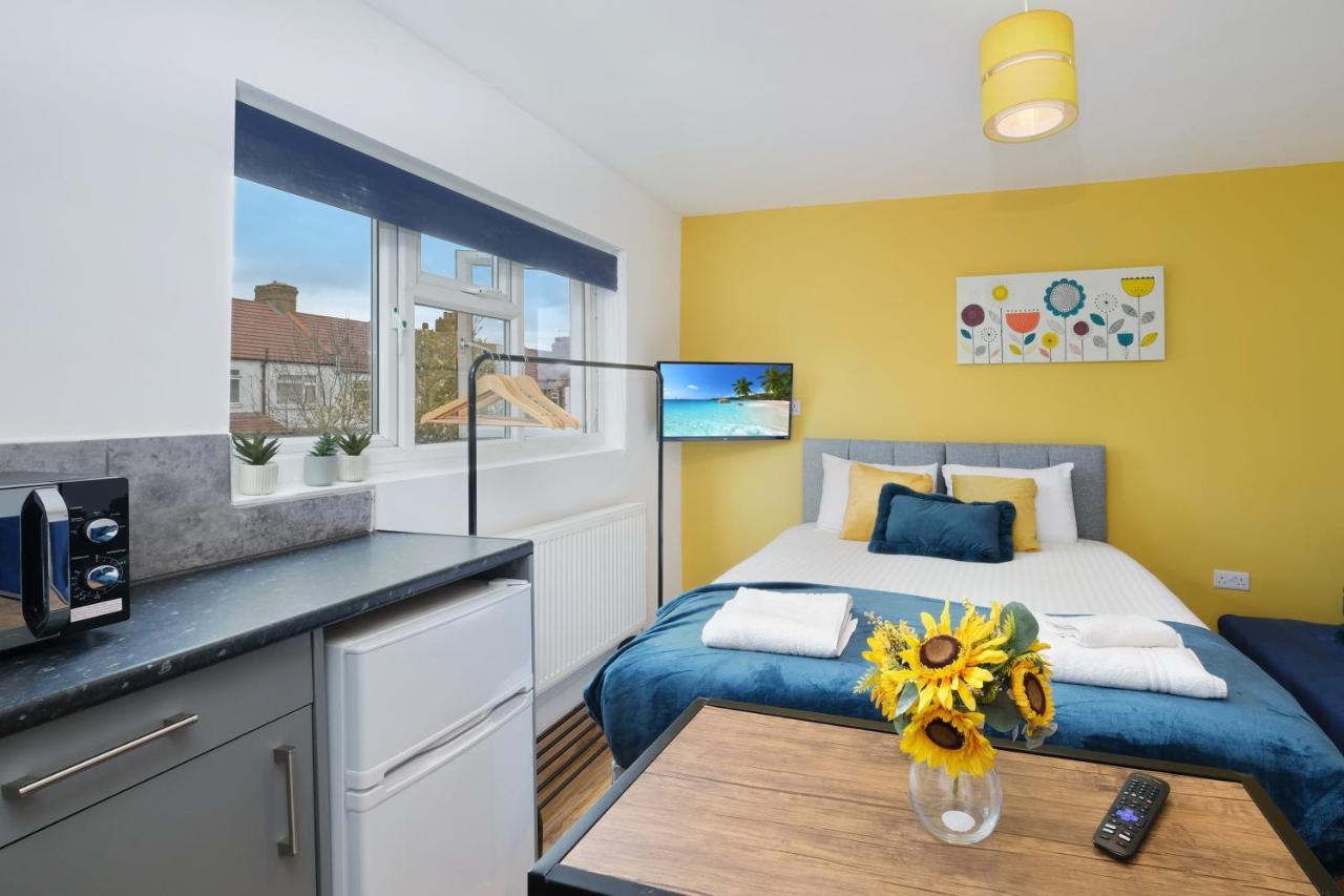Fernbank Studios Sudbury Hill Harrow Self-Contained Studios With En-Suite เวมบลีย์ ภายนอก รูปภาพ