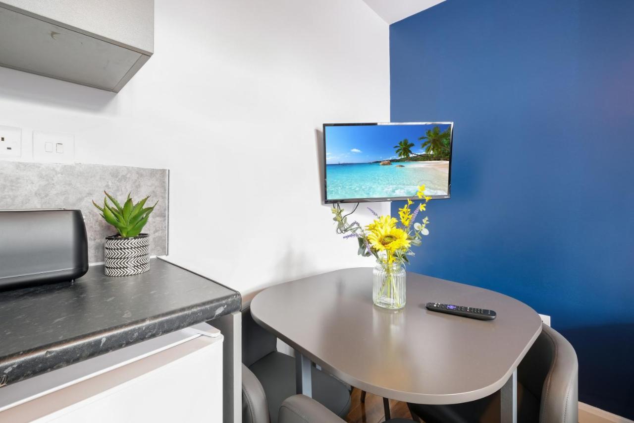 Fernbank Studios Sudbury Hill Harrow Self-Contained Studios With En-Suite เวมบลีย์ ภายนอก รูปภาพ